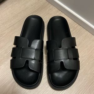 NWOT H&M black H slides